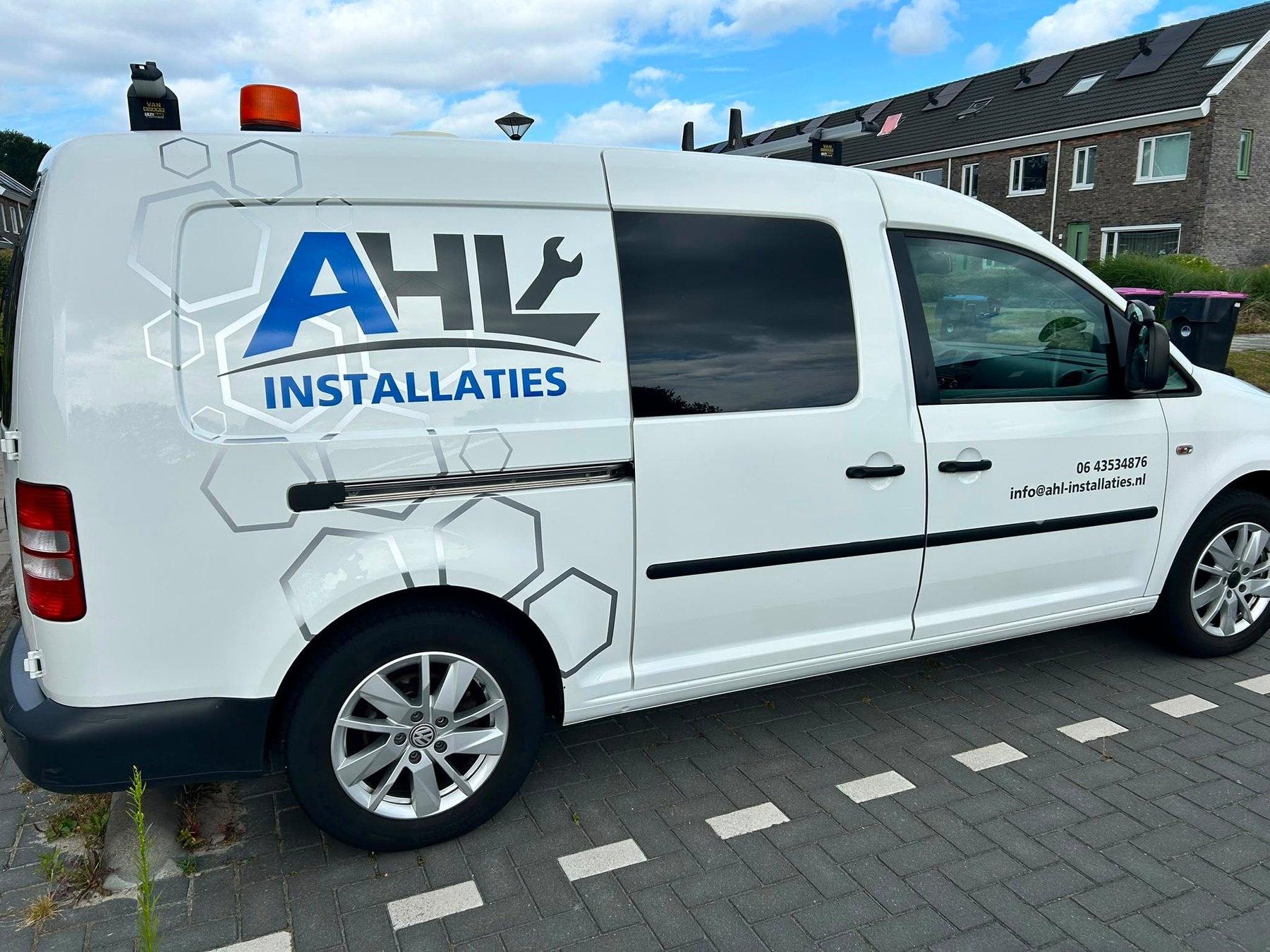 De bus van AHL Installaties voor de deur