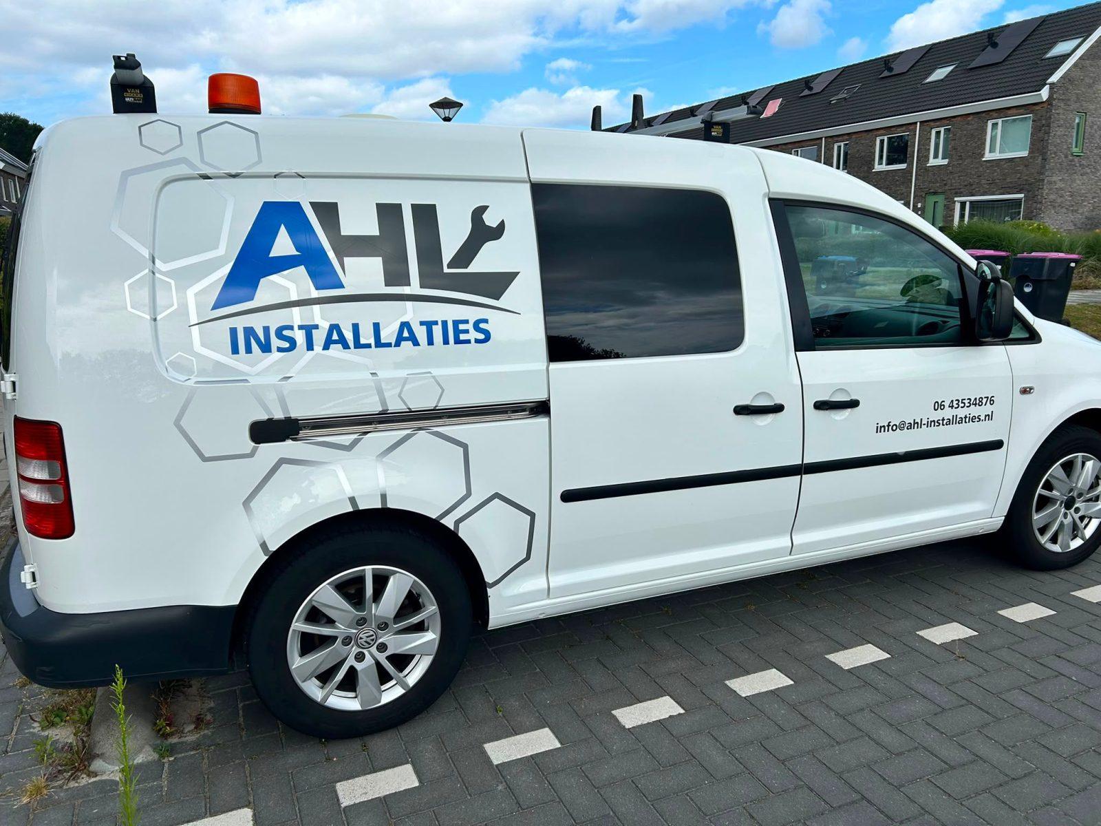 De bus van AHL Installaties voor de deur in Oosterwolde